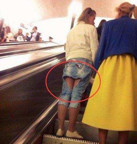 妹子，你没感觉哪里不对吗？人物gif搞笑图片