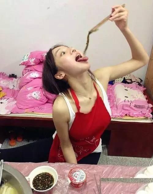 妹子，吃的什么，这么投入人物gif搞笑图片