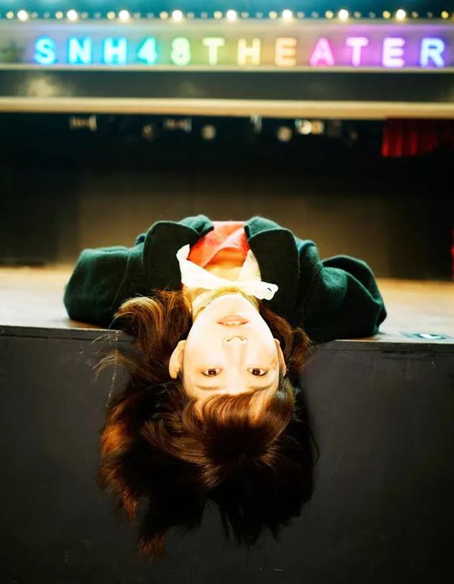 妹子是来卖萌的？人物gif搞笑图片