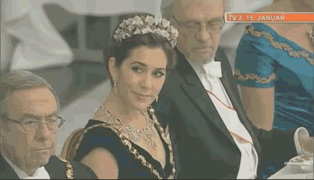 大爷看出啥门道了没人物gif搞笑图片