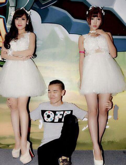 兄弟，哪个手感更好呢人物gif搞笑图片