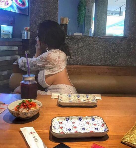 正面看是性感，侧面看是肉多人物gif搞笑图片