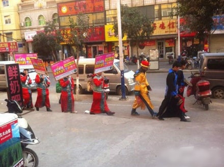 皇上出巡了人物gif搞笑图片