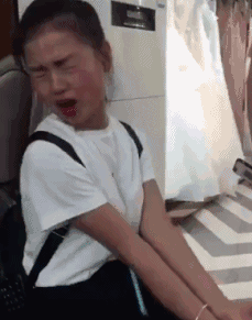 姑娘你吃什么呢？这么酸人物gif搞笑图片