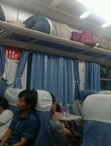 我一醒来惊呆了，当时就给跪了人物gif搞笑图片