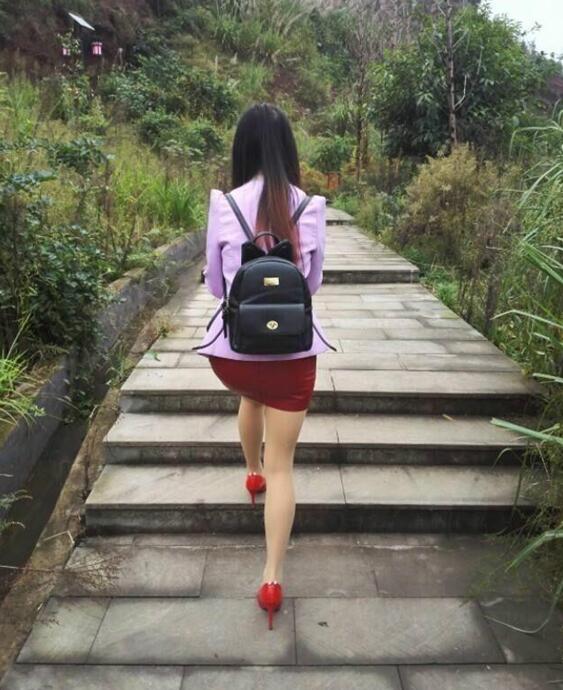 这么爬山真的没问题吗？人物gif搞笑图片