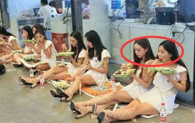 我们学校的饭堂，你要不要来吃吃饭？人物gif搞笑图片