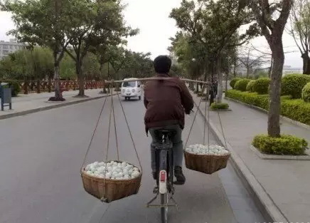 小心蛋碎一地人物gif搞笑图片