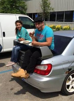 多功能轿车，吃饭就是如此任性人物gif搞笑图片