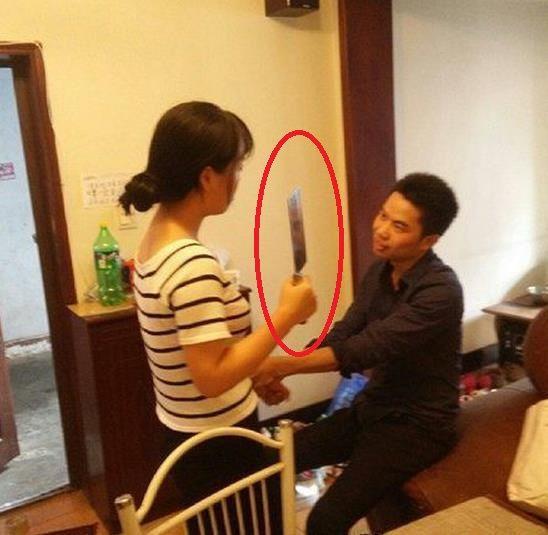 媳妇先把刀收起来，咱有话好好说人物gif搞笑图片