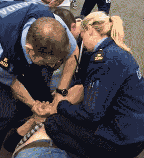 这才叫抢镜呢人物gif搞笑图片