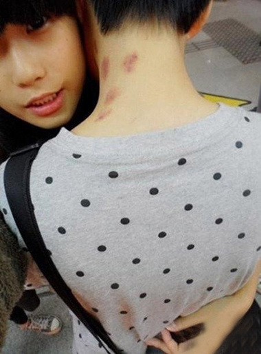 我哥们是不是跟他媳妇打架了？人物gif搞笑图片