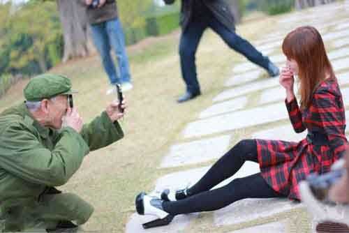 老伯这装备，好高端人物gif搞笑图片