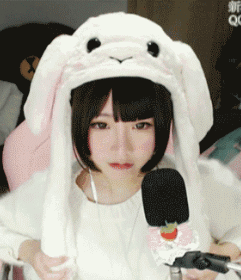 小兔子，白又白，两只耳朵翘起来人物gif搞笑图片