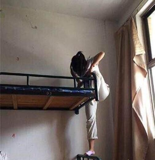 没有梯子我也能上去人物gif搞笑图片