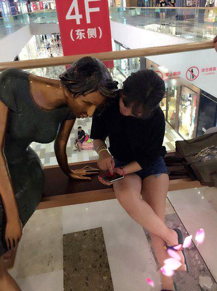 妹子好调皮，不知道的还以为是真的呢人物gif搞笑图片