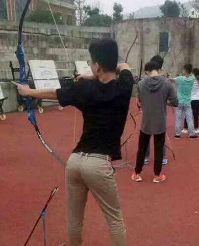 射箭，姿势很重要人物gif搞笑图片