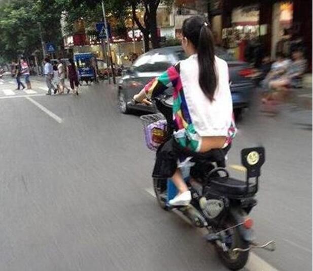 跟了三条街，才发现看错了人物gif搞笑图片