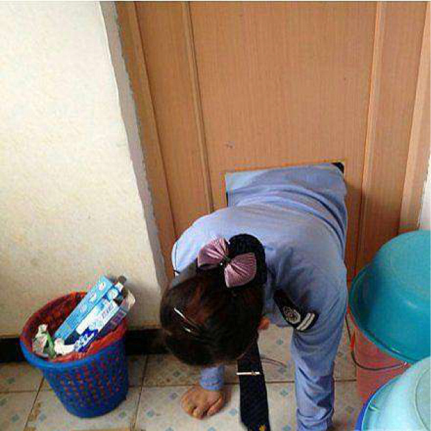 妹子没带钥匙人物gif搞笑图片