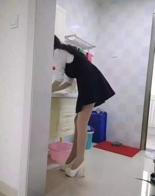 穿这么高的跟做家务，我好担心她人物gif搞笑图片