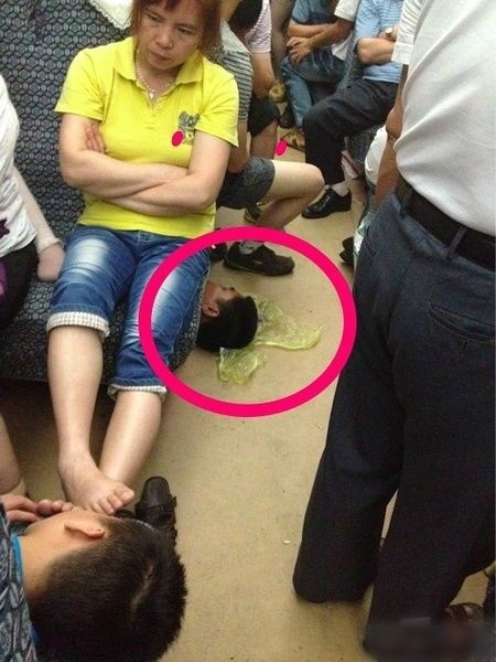 其图有两个亮点！人物gif搞笑图片