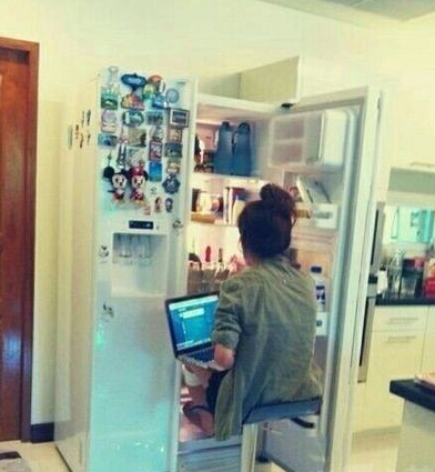 妹子这电费够买空调了人物gif搞笑图片