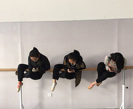 学舞蹈的妹子都这样休息人物gif搞笑图片
