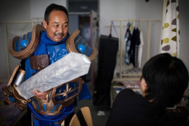 背后莫名一股寒意，这是要被单杀的节奏吗人物gif搞笑图片