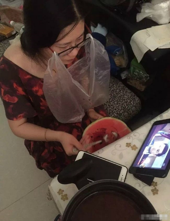 眼镜的新用法get√人物gif搞笑图片