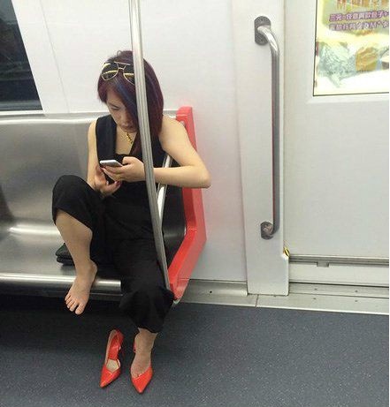 再红的高跟鞋也遮不住这汉子的气息人物gif搞笑图片