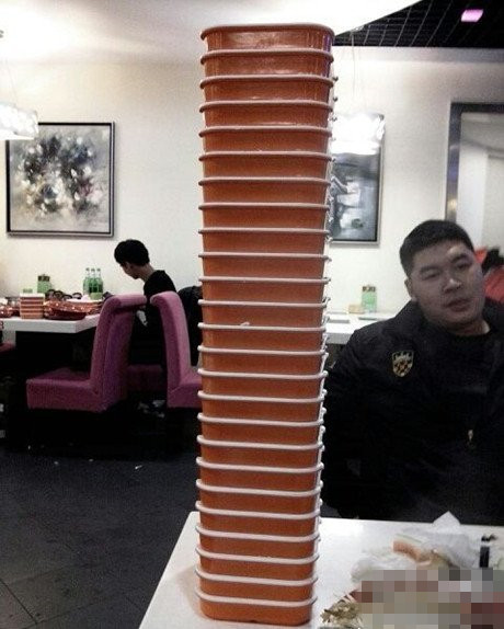 大哥，您有多久没吃饭了？人物gif搞笑图片