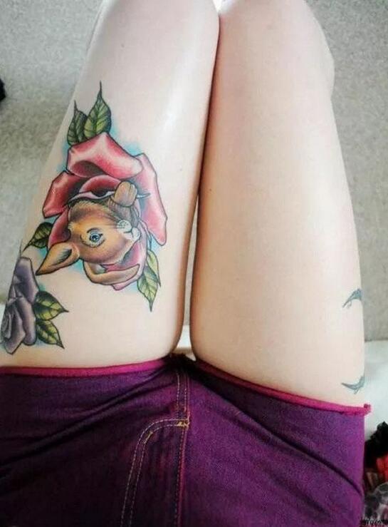 姑娘的纹身很可爱人物gif搞笑图片