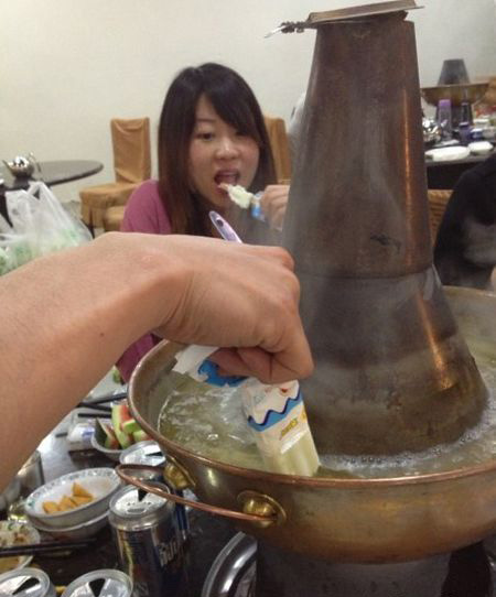 这样是不是能吃出火锅味啊人物gif搞笑图片