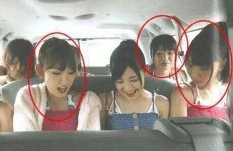 一群单身妹子在看动作片，左边妹子的表情亮了人物gif搞笑图片