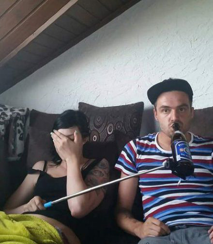 自拍杆的新用途，简直是醉了人物gif搞笑图片