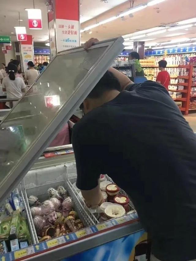 兄弟，如果俺没记错的话，这好像是滑盖的不是翻盖的吧？人物gif搞笑图片