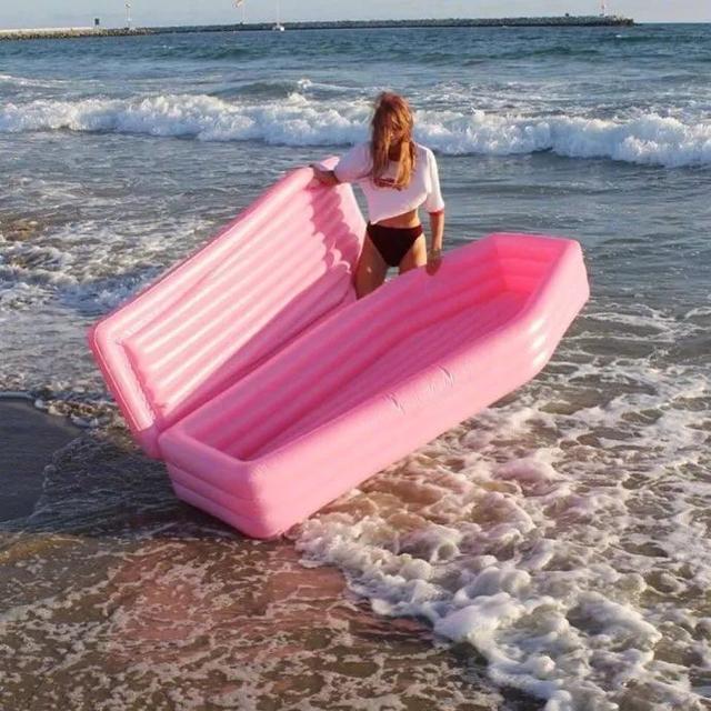 这是准备直接躺到天荒地老吗？人物gif搞笑图片