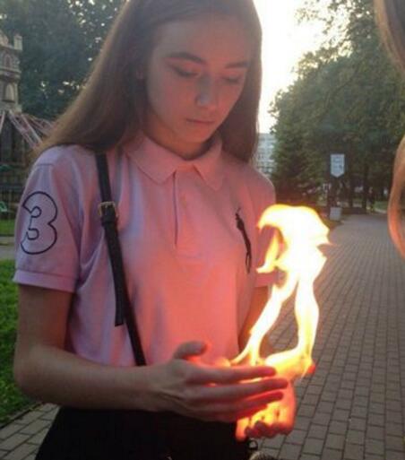 火系魔法师人物gif搞笑图片