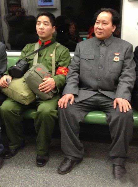 今天早上坐地铁看见的，瞬间都肃静了人物gif搞笑图片