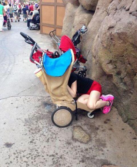 遛小孩太累了，自己先睡了～人物gif搞笑图片