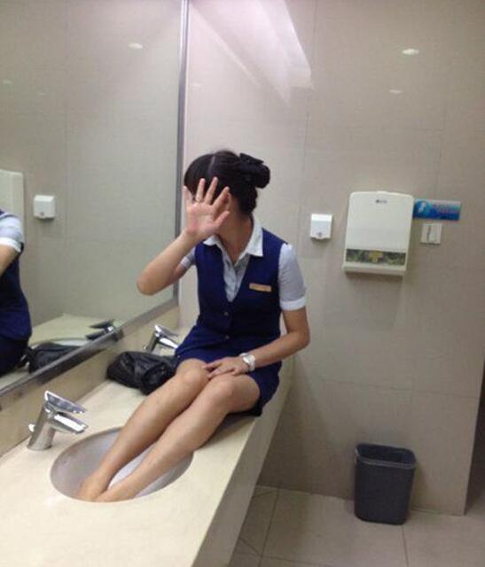 妹纸是这样洗脚的人物gif搞笑图片