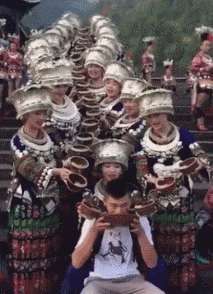 大哥，你能喝完，我服你人物gif搞笑图片