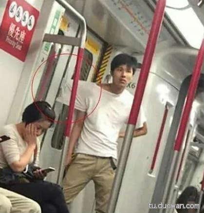 地铁的挽留，让骚年生无可恋人物gif搞笑图片