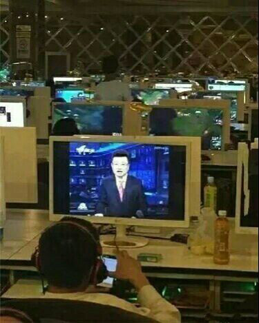 网吧浪子千千万，就服这位大哥人物gif搞笑图片