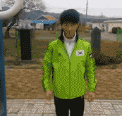 小伙子转了32圈~结果摔倒在地人物gif搞笑图片