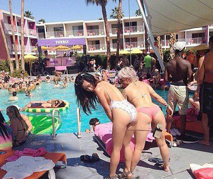 妹子们为了自拍也是拼了人物gif搞笑图片