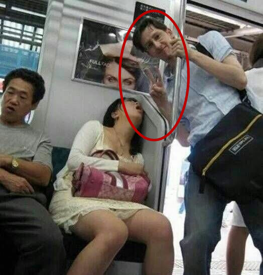 这位大哥好有心机，竟然跑来这拍照人物gif搞笑图片