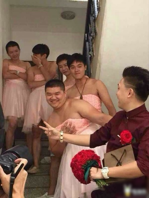 这些伴郎是来砸场子的吧人物gif搞笑图片