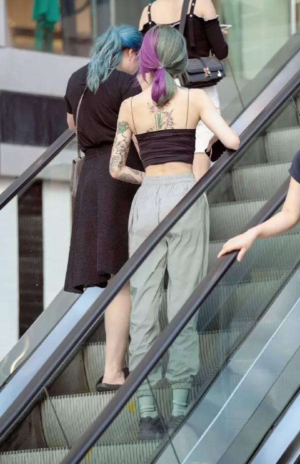 这腰是要人命啊人物gif搞笑图片