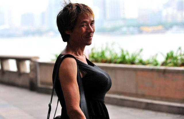 广州街头惊现短裙猛胸伪娘人物gif搞笑图片
